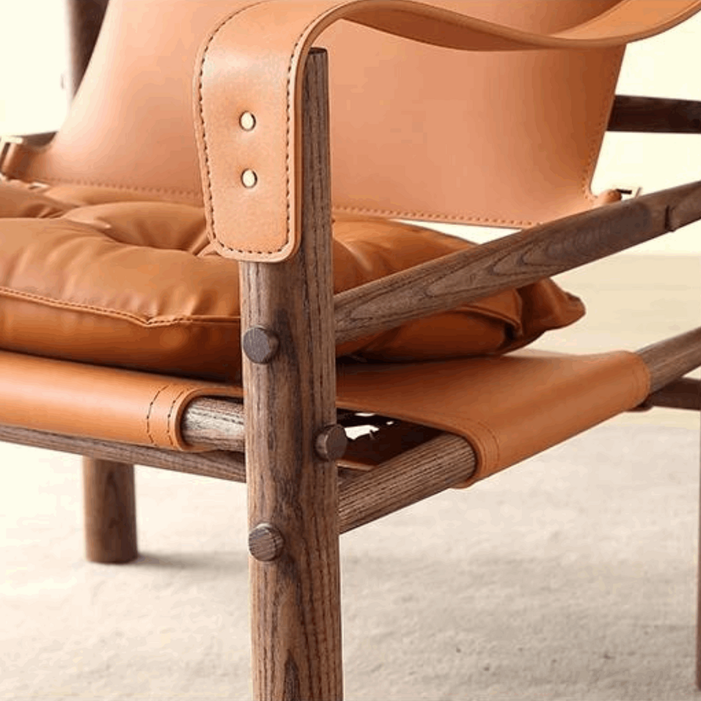 Fauteuil confortable en cuir et bois – SIROCCO