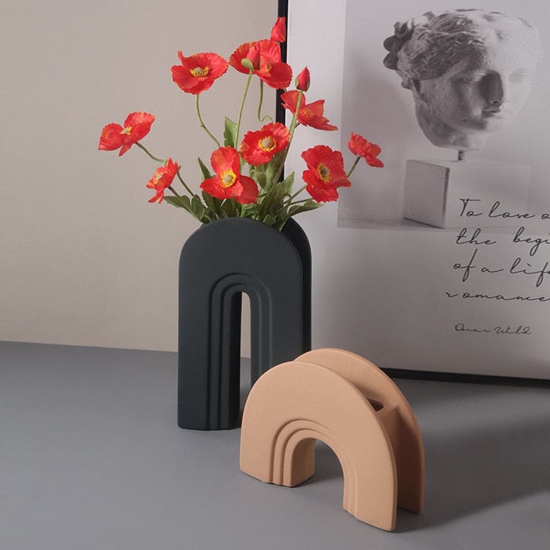 Sleek ceramic vase with geometric shapes – ARCHI